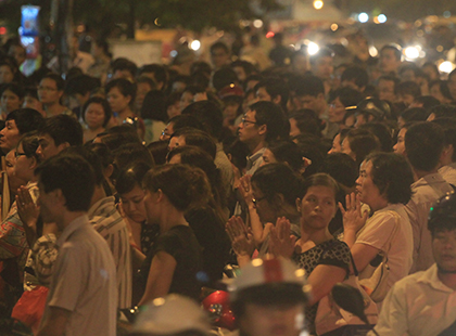 Hàng nghìn người dân chen chân trước cổng chùa Phúc Khánh